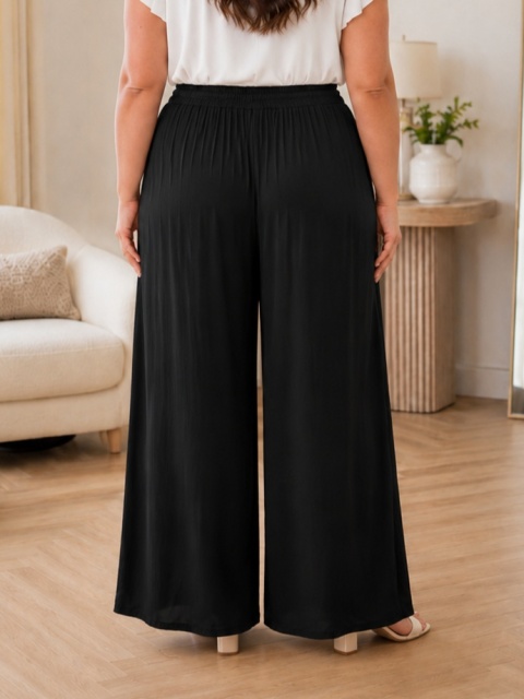 Czarne szerokie spodnie plus size pokazane z tyłu