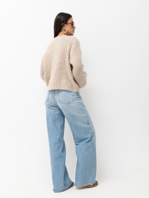 Beżowy sweter oversize Molly pokazany z tyłu