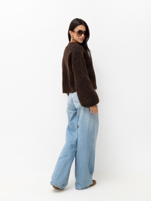 Czekoladowy sweter oversize Molly pokazany z tyłu