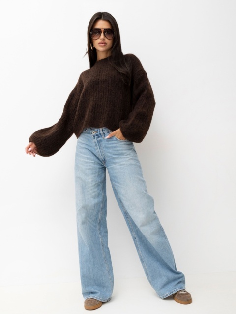 Czekoladowy sweter Molly w codziennej stylizacji